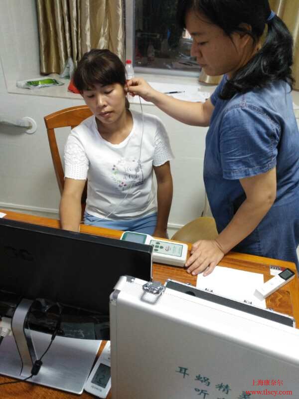 工作人员在试用听力筛查仪